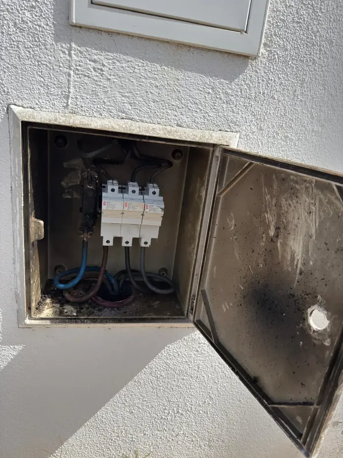 Quadro elétrico antigo aberto para reparação