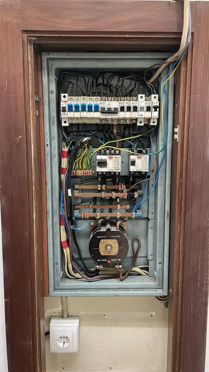 Quadro elétrico aberto durante uma revisão