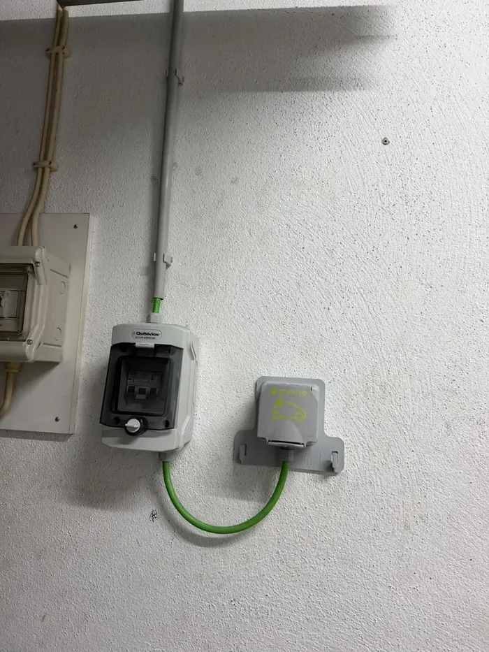 Instalação elétrica nova com caixas e tubos à vista