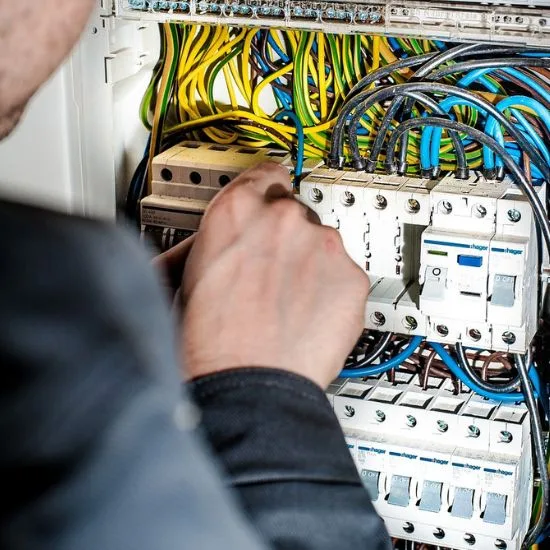 tecnico da Lider Eletricistas a realizar manutenção em quadro elétrico
