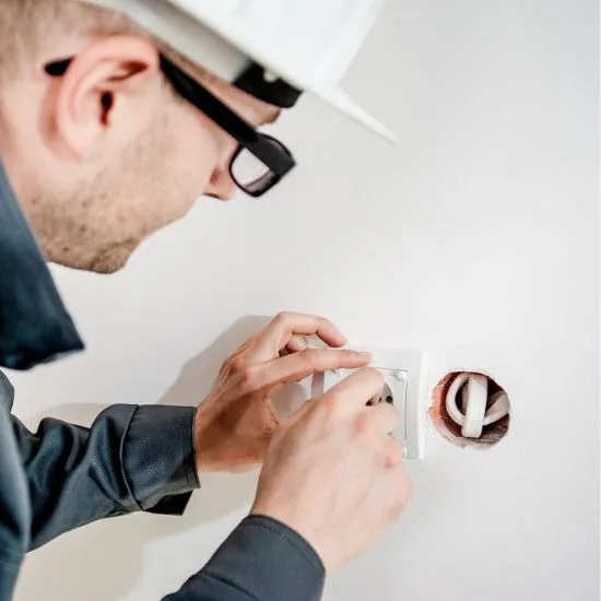 tecnico da Lider Eletricistas substituição de tomada