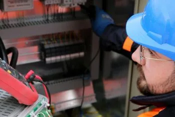 eletricista manutenção de coluna montante de eletricidade